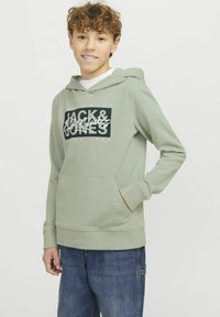 Ljusgrön hoodie med en framficka, som har en svart grafisk logotyp "JACK & JONES" i vitt. Långa ärmar med ribbade muddar.