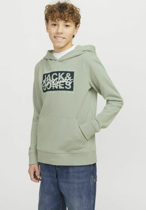 Felpa verde chiaro con tasca a kangaroo frontale, caratterizzata da un logo grafico nero "JACK & JONES" in bianco. Maniche lunghe con polsini a coste.