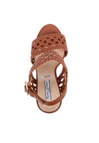 Sandal alto in pelle intrecciata marrone con due fasce incrociate e una singola cinghia alla caviglia fissata da una fibbia dorata. Suola con texture.