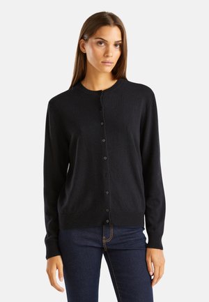 Schwarzer Cardigan aus weichem Material, mit rundem Halsausschnitt, langen Ärmeln und Knopfverschluss, sowie geripptem Saum und Manschetten.
