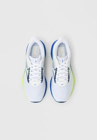 Bílé sportovní boty s texturovaným síťovaným svrškem, modrými a limetkově zelenými akcenty, šněrováním a polstrovanou podrážkou.