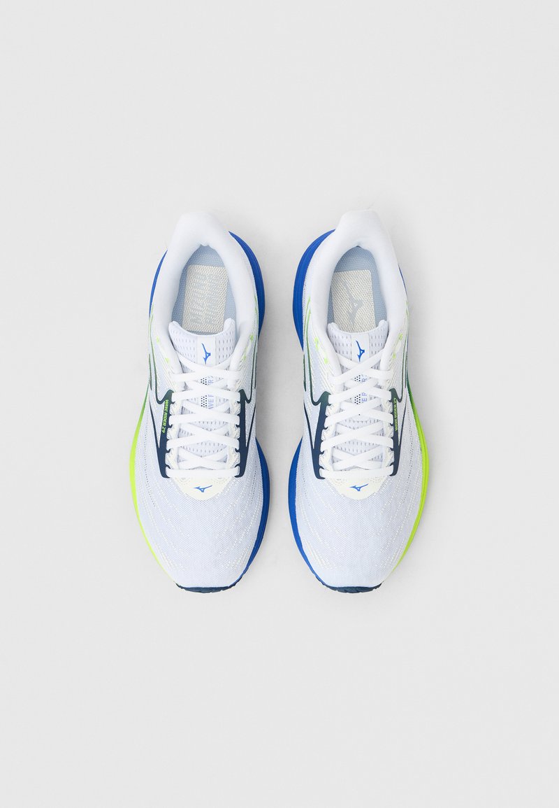 Chaussures de sport blanches avec une tige en mesh texturé, des accents bleu et vert citron, un design à lacets et une semelle rembourrée.