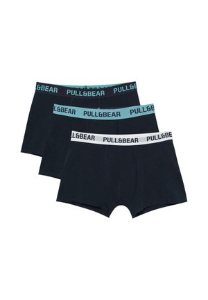 Trzy czarne bokserki z elastycznymi pasami w kolorach czarnym, morskim i białym, każda z nadrukiem "PULL&BEAR" w kontrastujących literach.