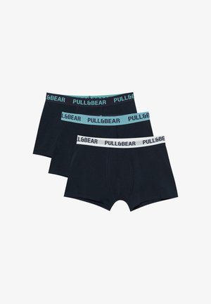 Tři černé boxerky s elastickými pasy v černé, petrolejové a bílé barvě, každé s nápisem "PULL&BEAR" v kontrastních písmech.