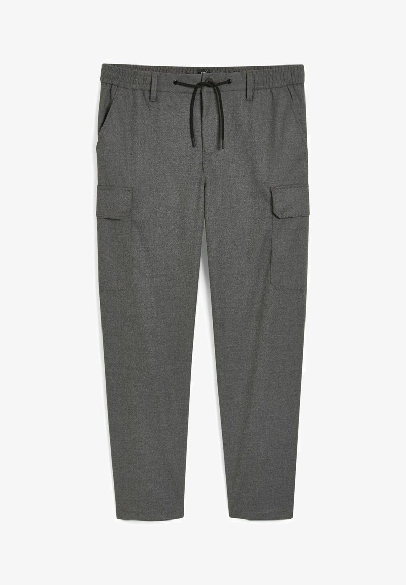 Pantalon cargo gris à jambes droites avec taille élastique et lien noir, avec poches latérales à rabat et poches avant classiques.