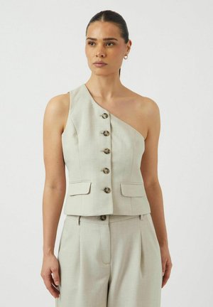 Top de lino gris claro de un solo hombro con seis cierres de botones, bolsillos laterales, diseño ajustado y textura suave. Acompañado de pantalones a juego.
