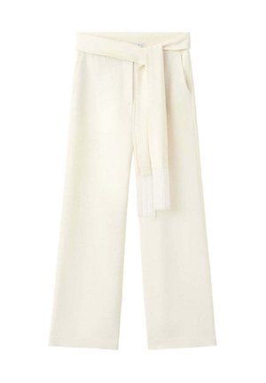 Pantalones crema de cintura alta y pernera ancha con bolsillos laterales y cinturón a juego de tela con extremos con flecos, atado a la cintura.