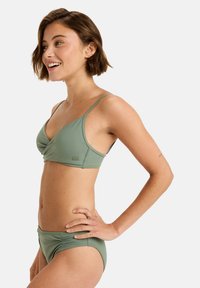 Grønn bikiniset med en omslagsdesign topp med tynne stropper og matchende høyhåvede underdeler, laget av glatt, elastisk stoff.