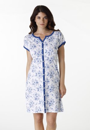 Abito a maniche corte in tessuto bianco con motivo floreale blu, bordatura blu attorno al colletto e alle maniche, e chiusura con bottoni sul davanti.