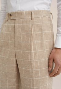 Krémové lněné kalhoty s kostkovaným vzorem, s knoflíkovým zapínáním a bočními kapsami. Hladká textura a přiléhavý střih.