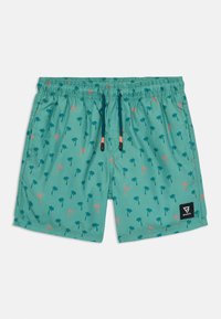 Pantaloni da bagno turchesi con un motivo di palme verdi e corallo. Presentano una vita elastica con cordoncino e una patch con logo laterale.