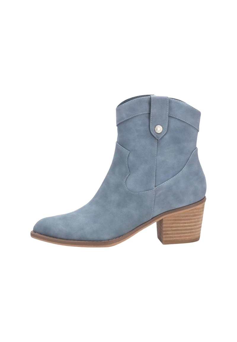 Stivale alla caviglia azzurro chiaro realizzato in materiale morbido con punta rotonda, cuciture decorative e tacco in legno impilato; presenta un dettaglio con bottoni a pressione.