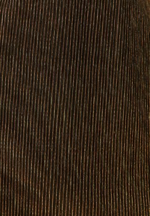 Zwarte stof met verticale metalen strepen in brons en goud. De textuur lijkt geweven, wat diepte en visuele interesse aan het oppervlak toevoegt.