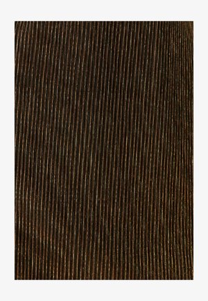 Zwarte stof met verticale metalen strepen in brons en goud. De textuur lijkt geweven, wat diepte en visuele interesse aan het oppervlak toevoegt.