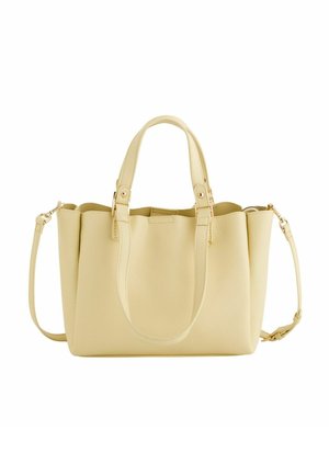 Sac fourre-tout en cuir beige avec deux poignées et une bandoulière amovible, doté d'une fermeture éclair et de détails métalliques minimalistes.