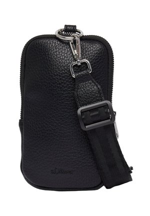 Pochette de téléphone en cuir noir avec surface texturée, fermeture éclair, quincaillerie en acier inoxydable, et bandoulière réglable avec motif tissé.