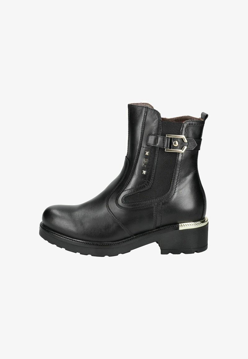 Czarne skórzane botki na kostkę z okrągłym noskiem, elastycznymi bocznymi panelami, metalową klamrą oraz niskim blokowym obcasem z silnym akcentem w kolorze srebrnym.