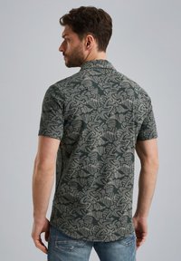 Korte mouwen shirt van donkergroene stof met een gestructureerd, abstract bladerenpatroon in lichtbeige, met een standaard kraag en een relaxte pasvorm.
