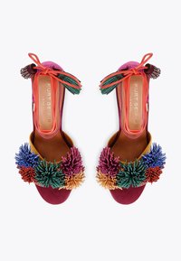 Sandali colorati con perline, con una tomaia intrecciata rosa, tacco bordeaux scuro e vivaci decorazioni floreali in blu, verde, arancione e viola.