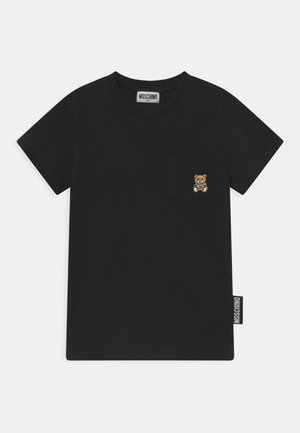 Zwart kort-sleeve Moschino kinder-T-shirt met ronde hals, klein zakje op de linkerborst met een teddybeer die een bordje met "Toy" vasthoudt.