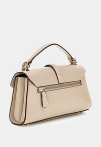 Borsa in ecopelle beige con manico superiore, tasca con cerniera e dettagli neri. Presenta una forma strutturata e hardware in tonalità oro.