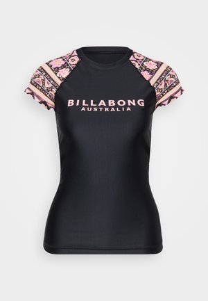 Melnā īsām piedurkņu rīsu aizsargapģērba augšdaļa ar rakstainām piedurknēm rozā un purpura tonī, ar "BILLABONG AUSTRALIJA" logotipu priekšpusē.