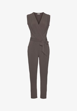 Ärmelloser taupefarbener Jumpsuit mit Wickel-Front, Bindegürtel und schmal zulaufenden Beinen. Hergestellt aus weichem, dehnbarem Stoff.
