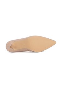 Zapato de tacón alto con punta puntiaguda, parte superior de cuero beige y suela de goma beige lisa, con un patrón texturizado antideslizante.