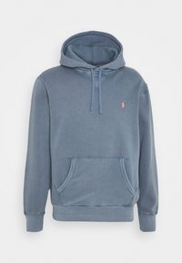 Sininen vetoketjullinen huppari, jossa on etupuolella kenguru-tasku, nauhatakki, ribbireunat ja pieni brodeerattu logo rinnassa.