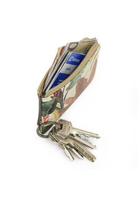 Cartera con estampado floral en tela beige con cremallera, que contiene billetes y tarjetas, unida a un llavero con varias llaves.