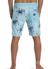 Costumi da bagno azzurri con motivo di palme blu scuro, dotati di tasca posteriore e etichetta del marchio nera.