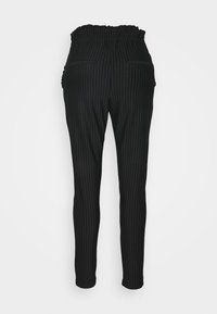 Černé kalhoty s proužkem a elastickým pasem se stažením. Obsahují dvě zadní kapsy, zúžené nohavice a hladkou texturu.