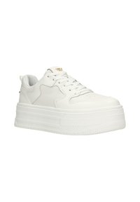 Sneakers platform bianchi con tomaia in pelle testurizzata, punta tonda e design con lacci. Presentano una suola a strati con rilievi e sottili dettagli dorati.