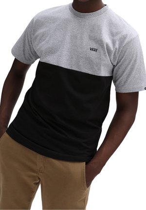 T-shirt z krótkim rękawem, z szarą górną i czarną dolną częścią, wykonany z bawełny, z małym logo na piersi.