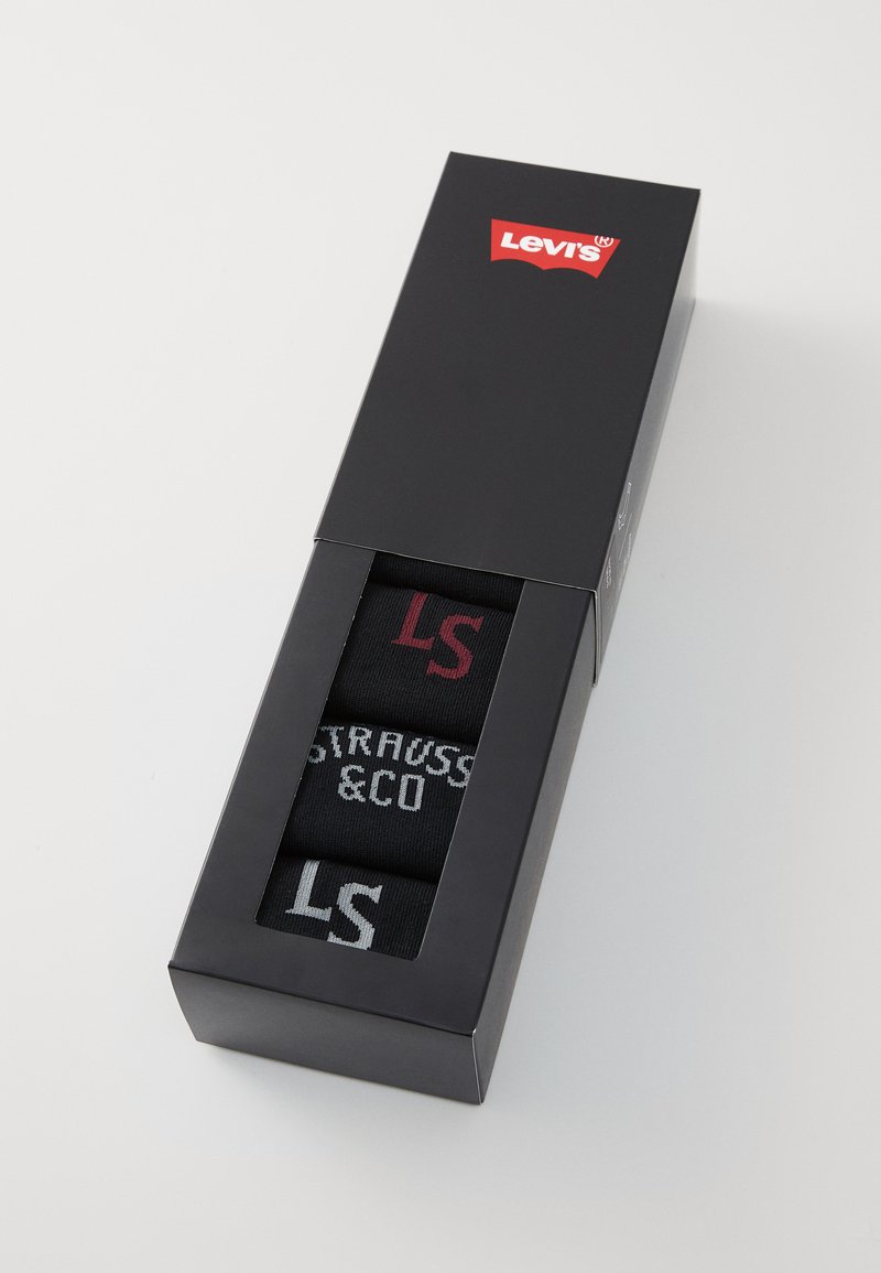 Scatola nera contenente tre paia di calzini. I calzini presentano scritte in contrasto bianco e bordeaux: "LEVI'S" e "STRAUSS & CO". Materiale in cotone.