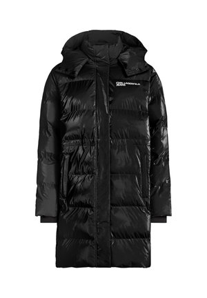 Must must jacket läikiva viimistlusega, millel on kõrge krae, lukud ja mitu esikotti. Logo on rinnal.