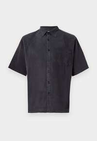 Kurzarmhemd aus dunkelgrauem Stoff, mit einem Button-Down-Kragen, Knopfleiste auf der Vorderseite und einer Brusttasche mit einer subtilen Textur.