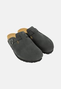 Harmaat mokkanahka-kengät, joissa on sileä pinta, yksittäinen solkiremmi, beige sisäpohja ja teksturoitu musta kumipohja.