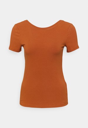 Top de punto acanalado de manga corta en naranja oxidado con una silueta ajustada y un escote ancho en forma de scoop.