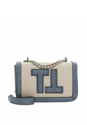 Beżowa torebka o teksturowanej powierzchni z niebieskimi skórzanymi akcentami, z wyraźnym logo "TL", łańcuszkowym paskiem i zorganizowanym kształtem.