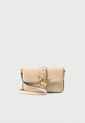 Μπεζ δερμάτινη τσάντα χιαστί με ρυθμιζόμενο ιμάντα και χρυσό κούμπωμα σε σχήμα δαχτυλιδιού, με δύο πουλιά που κοιτάζονται μεταξύ τους στην μπροστινή πτυχή.