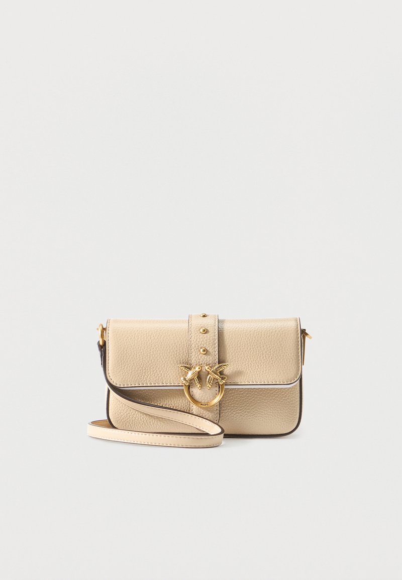 Μπεζ δερμάτινη τσάντα χιαστί με ρυθμιζόμενο ιμάντα και χρυσό κούμπωμα σε σχήμα δαχτυλιδιού, με δύο πουλιά που κοιτάζονται μεταξύ τους στην μπροστινή πτυχή.