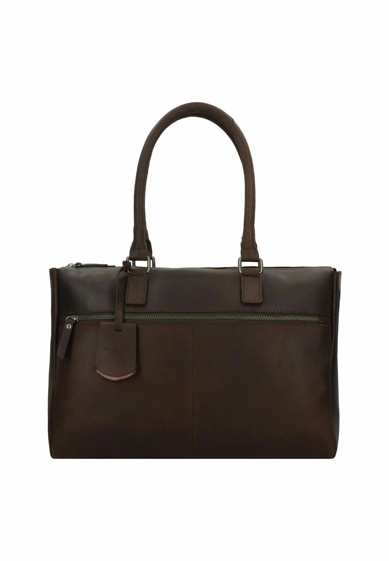 Bolso de cuero marrón oscuro con asas dobles, bolsillo delantero con cremallera y etiqueta de equipaje. Textura suave y diseño rectangular elegante.