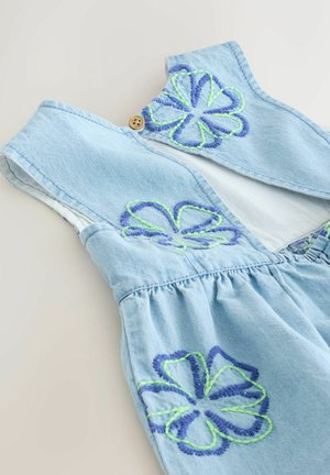 Helehall sinine teksaseelik lillaka ja rohelise lillemustriga tikandiga, millel on nööpidega kinnis ja voltis seelikupool.