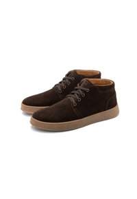 Bottines en daim marron foncé avec fermeture à lacets et semelles en caoutchouc marron clair, présentées côte à côte sur un fond blanc.