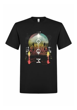 T-shirt nera con un design astratto colorato che mostra sagome di persone su un sentiero decorato sotto un sole luminoso o fonte di luce.