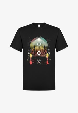 Černé tričko s barevným abstraktním motivem zobrazujícím siluety lidí na vzorované cestě pod jasným sluncem nebo zdrojem světla.