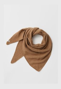 Brauner, weicher Schal aus strukturiertem Stoff, der eine dreieckige Form mit spitzen Enden und eine Schlaufe in der Mitte zum einfachen Tragen aufweist.