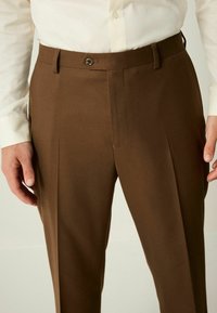Next REGULAR FIT - Hlače - brown
