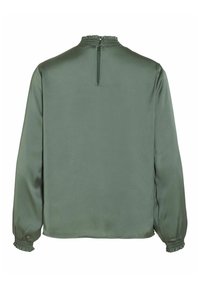 Blouse en satin à manches longues vert sourd avec col montant froncé et poignets, ouverture goutte d'eau à l’arrière avec fermeture par bouton.
